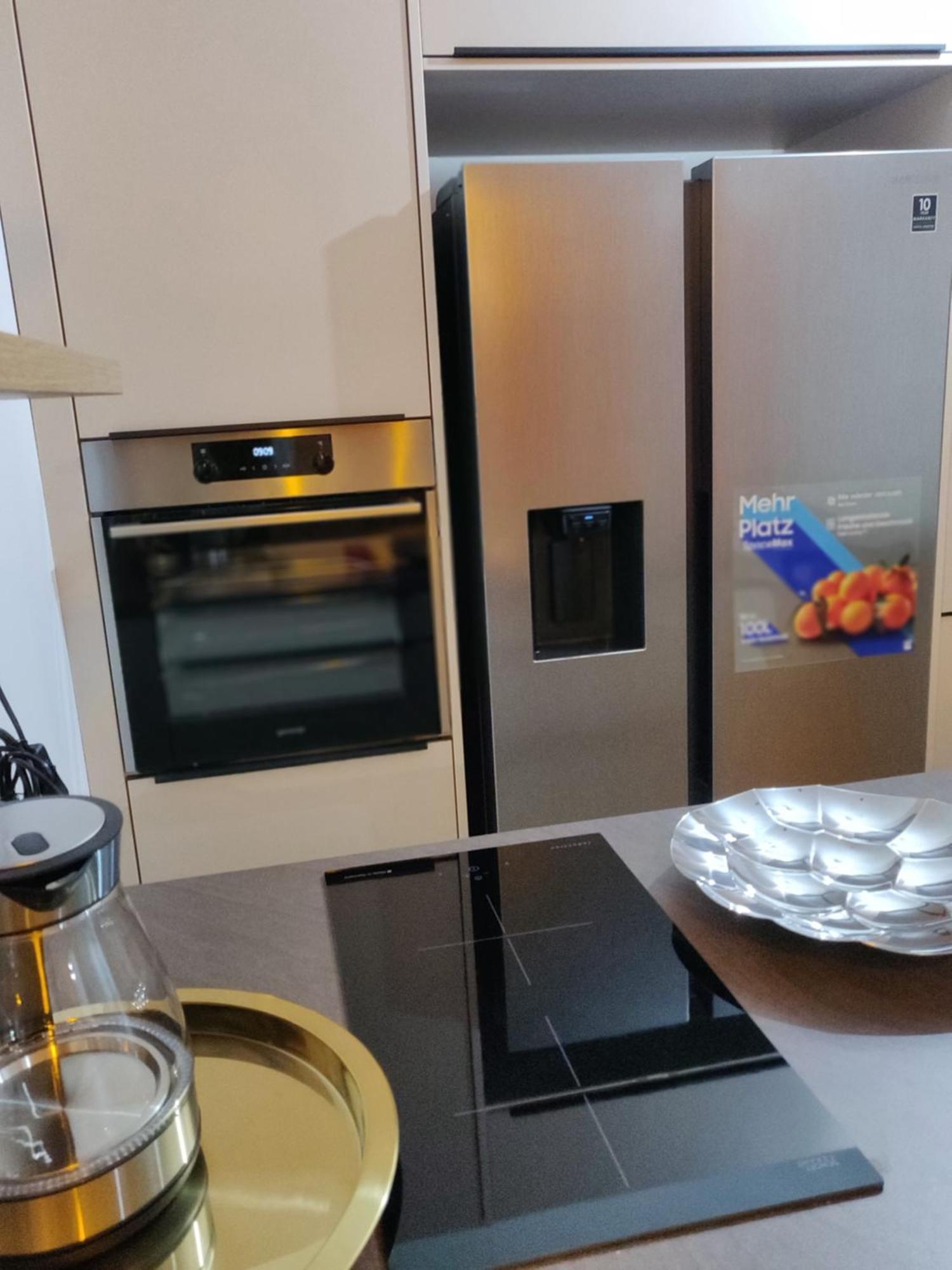Beautiful With Parking, Brilliant Location Apartment *