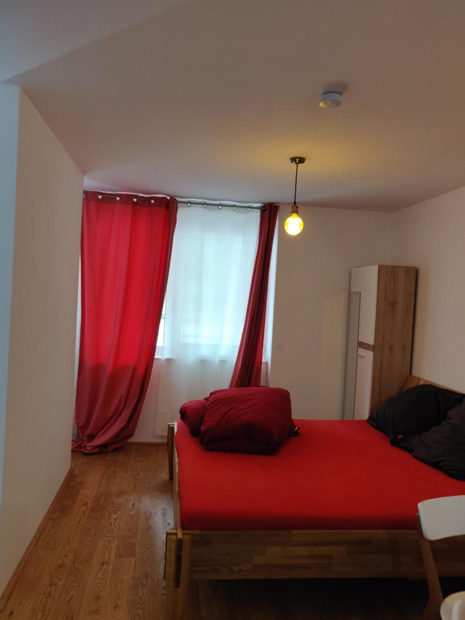 Beautiful With Parking, Brilliant Location *