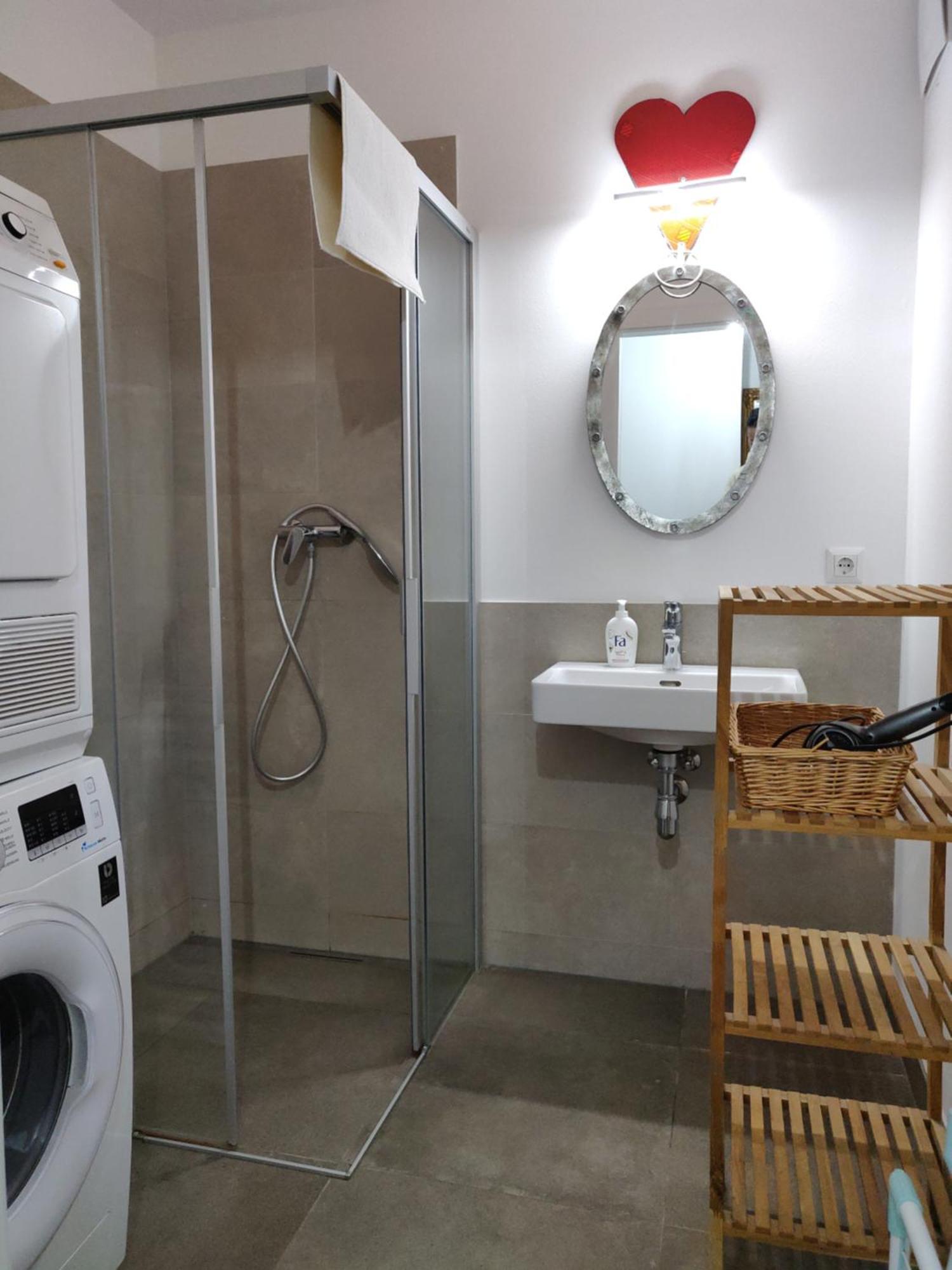 Beautiful With Parking, Brilliant Location Apartment *