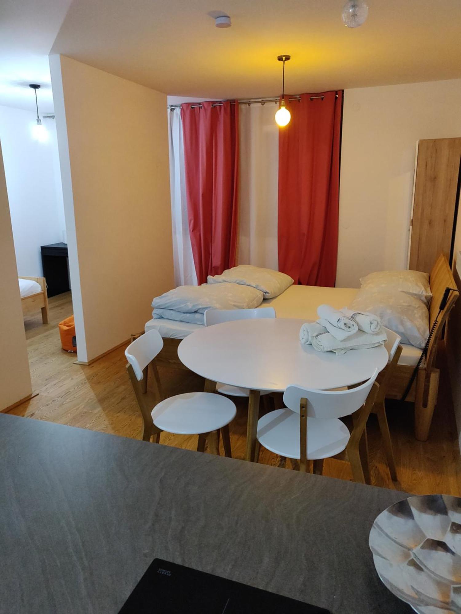 Beautiful With Parking, Brilliant Location Apartment Wien