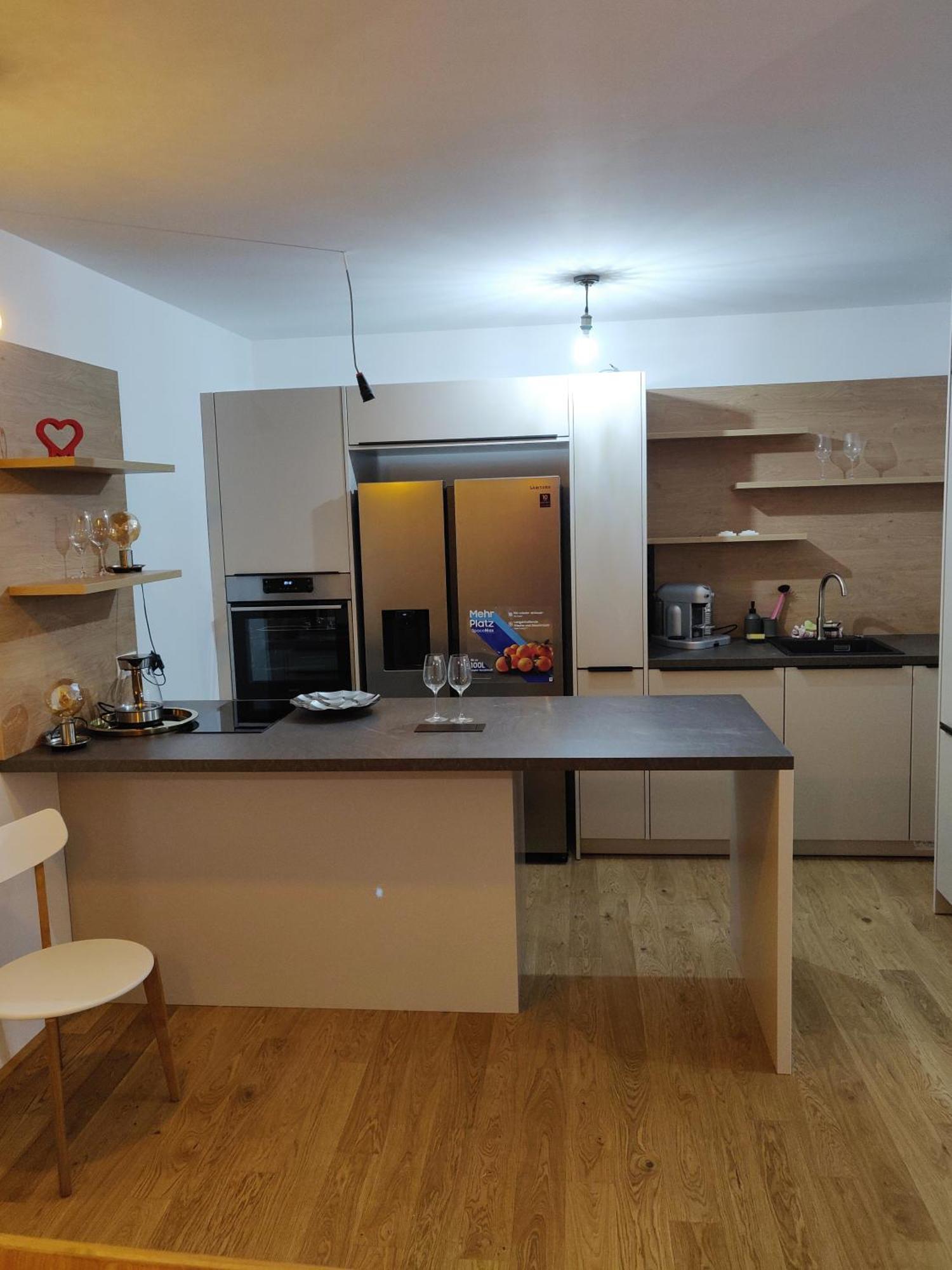 Beautiful With Parking, Brilliant Location * Wien